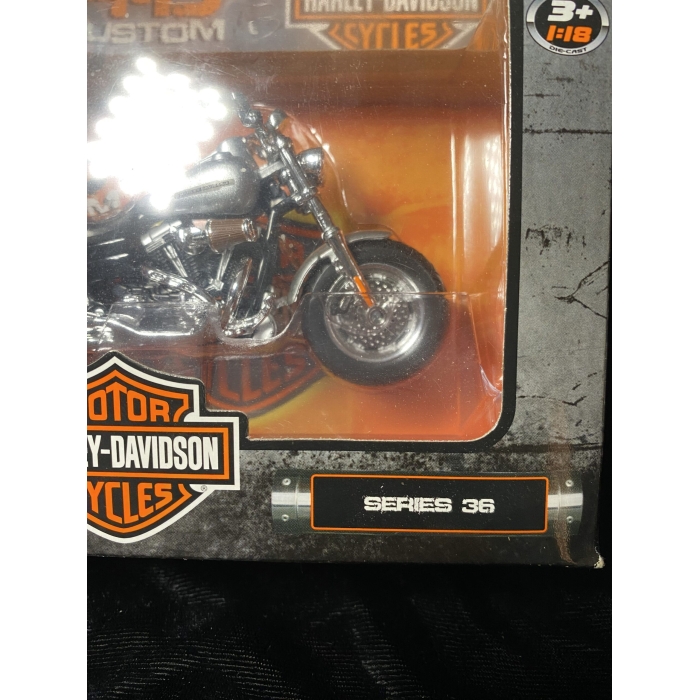 Maisto Harley-Davidson 2009 FXDFSE CVO Fat Bob Diecast Motorcycle 1:18 Scale Series 36 - Image 5