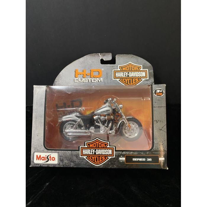 Maisto Harley-Davidson 2009 FXDFSE CVO Fat Bob Diecast Motorcycle 1:18 Scale Series 36