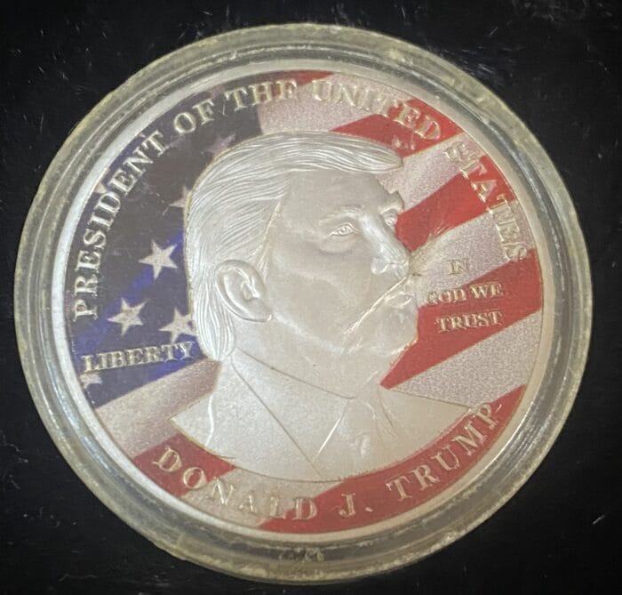 Commemorative coin with flag motif design