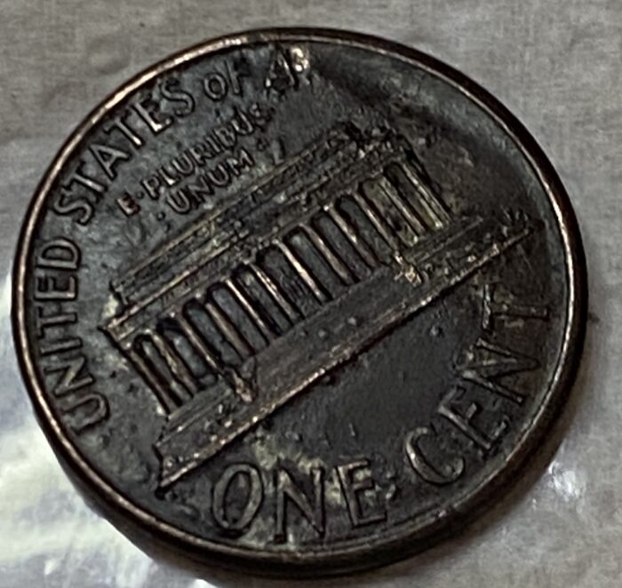 US penny reverse with Lincoln Memorial design.